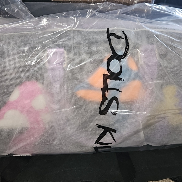 Lost in wonderland fuzzy weekender - Picture 3 of 4